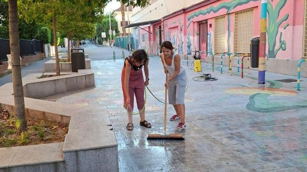 La lucha de unas madres recupera la pintada que revitalizó un cole en Prosperidad: "Sale por nuestro empeño y dinero"