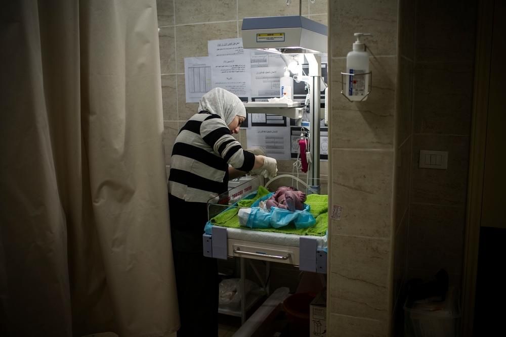 Una enfermera examina a un bebé en la maternidad de MSF en Shatila. El registro de los recién nacidos es muy complicado para los refugiados sirios en Líbano. En la mayor parte de los casos carecen de documentos porque huyeron precipitadamente y bien los olvidaron o fueron destruidos junto con sus casas. Sin el registro de matrimonio de los padres, el niño no puede ser inscrito. El proceso es complicado, se requieren varias visitas a la administración libanesa y dinero para pagar las tasas. Fotografía: Diego Ibarra Sánchez