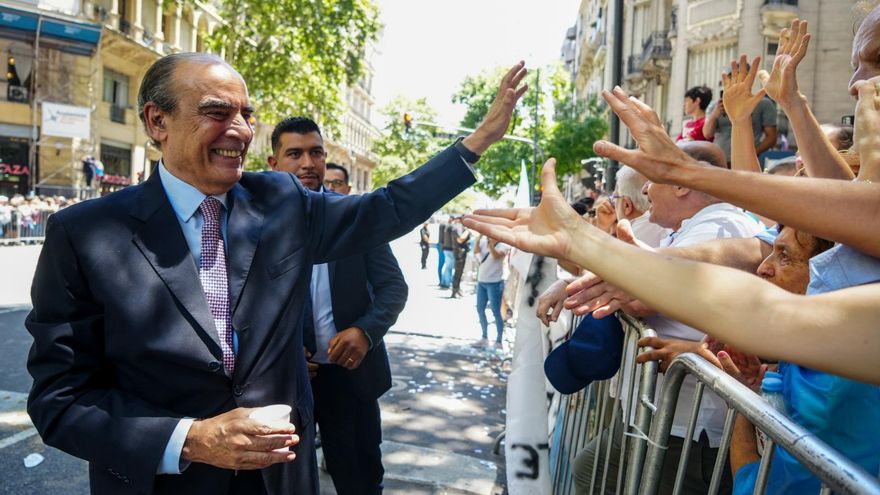 El encierro de Milei, la interna libertaria y el fantasma de las cuasimonedas