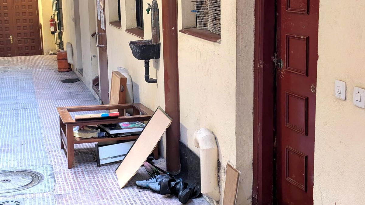 Varios enseres acumulados a las puertas del domicilio en la corrala de Provisiones y Tribulete