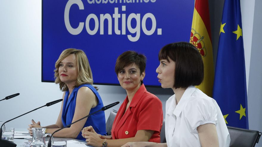La ministra de Política Territorial y portavoz de Gobierno, Isabel Rodríguez (c), junto a las ministras de Educación, Pilar Alegría (i), y de Ciencia e Innovación, Diana Morant, dan la rueda de prensa posterior al Consejo de Ministros, en el complejo del Palacio de la Moncloa, este martes en Madrid. EFE/ J.J. Guillén