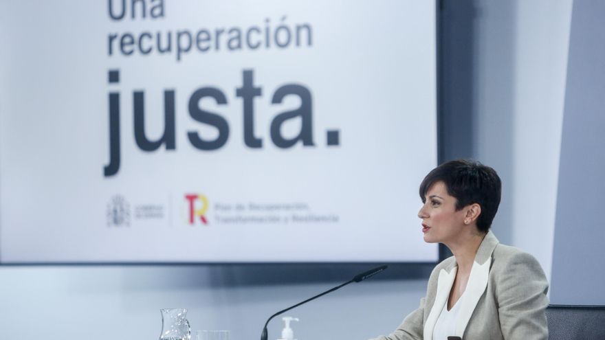 La ministra Portavoz y de Política Territorial, Isabel Rodríguez, comparece en rueda de prensa posterior al Consejo de Ministros celebrado en Moncloa, a 2 de noviembre de 2021, en Madrid (España). El Gobierno ha aprobado durante el Consejo de Ministros, la transposición de la directiva europea de Derechos de Autor, a propuesta del Ministerio de Cultura y Deporte. La comparecencia se produce horas antes de que el Ejecutivo se reúna en La Moncloa para fijar una posición común en las negociaciones con los agentes sociales para reformar el mercado laboral.