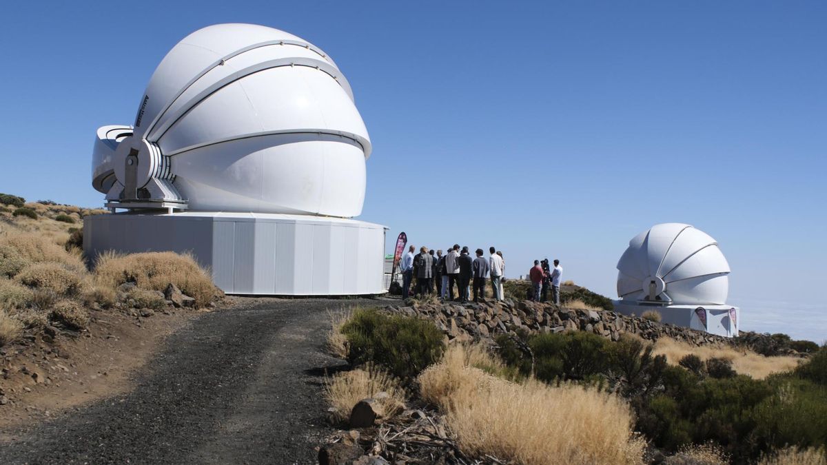 Autoridades y científicos, en la presentación del nuevo telescopio TTT en el Teide.