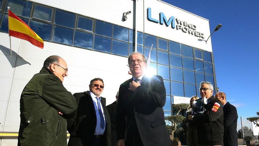 César Sánchez / Ical. El presidente de la Junta, Juan Vicente Herrera, durante su visita la planta de producción de la empresa LM Wind Power en Ponferrada