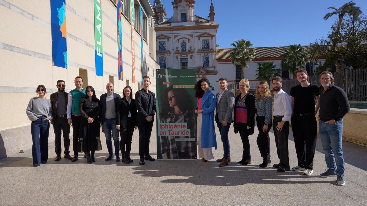 Momento previo a la presentación de 'Iphigénie en Tauride, en el exterior del Teatro de la Maestranza