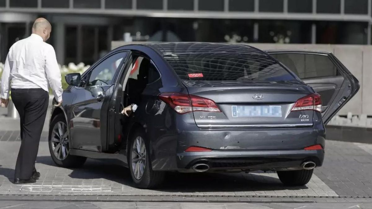 Un conductor de VTC se dispone a trasladar a una persona. Eduardo Parra - Europa Press