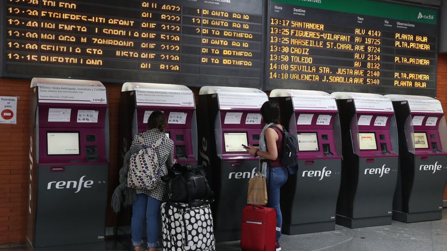 Los pasajeros que se disponen a tomar el tren en la estación de Atocha sacan sus billetes en las máquinas expendedoras. EFE/ J.J. Guillen/Archivo
