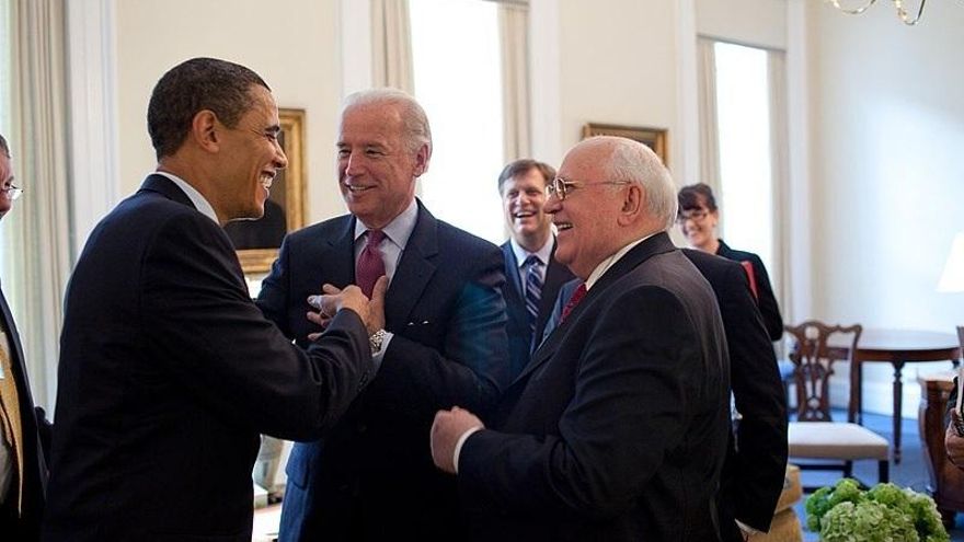 Obama y Biden en una imagen junto a Gorbachov.