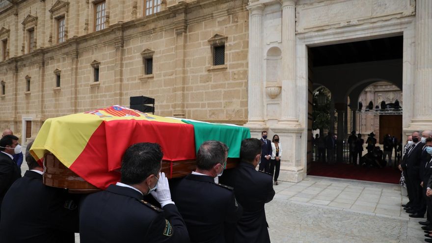Políticos y ciudadanía acuden a dar el último adiós a Manuel Clavero en la capilla ardientes instalada en el Parlamento