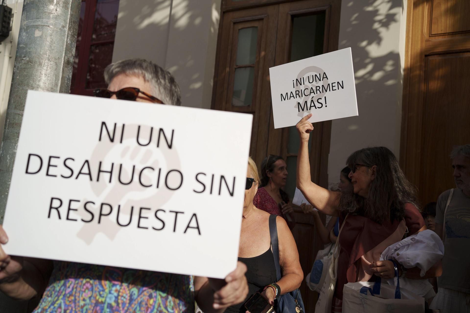 La Plataforma de Afectados por la Hipoteca, la activista Inma Évora y Acción Social Canarias se concentraron este jueves frente a la subdelegación del Gobierno en Santa Cruz de Tenerife para protestar contra el desalojo de Maricarmen ocurrido en Madrid.