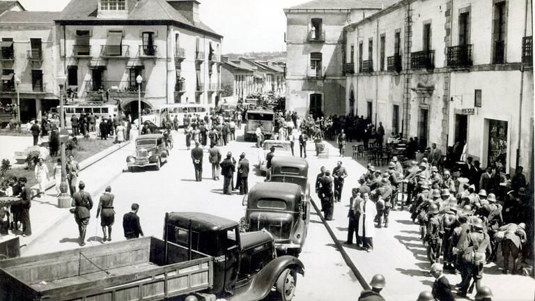 Esta fotografía del inicio de la Guerra Civil en la Plaza Mayor de Ponferrada con la llegada del Ejército y Falangistas el 20 de julio de 1936 sí es informativa y no propagandística. Es el ejemplo de que no era necesario realizar ningún montaje para realizarla. Sin embargo, su función terminó siéndolo, al mostrar el bando sublevado el control de la capital de la Comarca de El Bierzo.