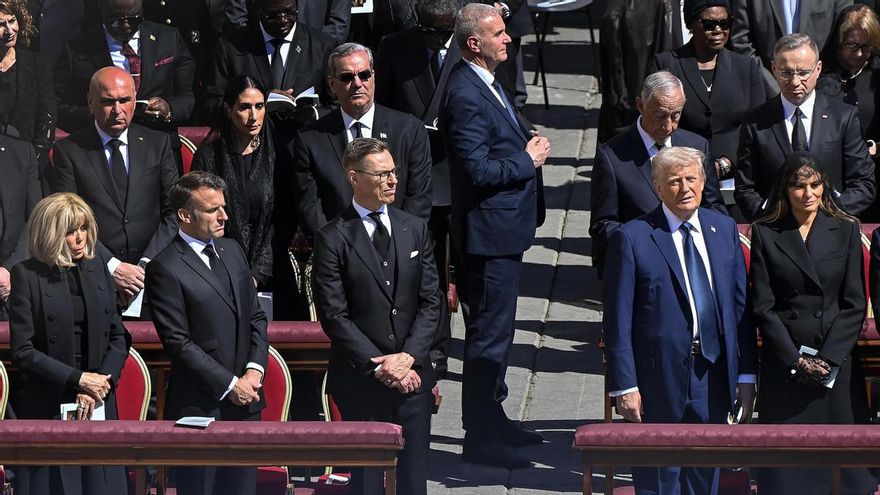 El presidente francés, Emmanuel Macron, y el estadounidense, Donald Trump, durante la homilía