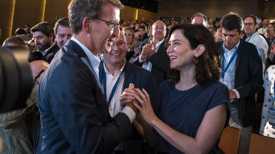 El líder del PP, Alberto Núñez Feijóo, es felicitado por la presidenta de la Comunidad de Madrid, Isabel Diaz Ayuso, en la clausura de la XXV Interparlamentaria de su formación. EFE/Ismael Herrero