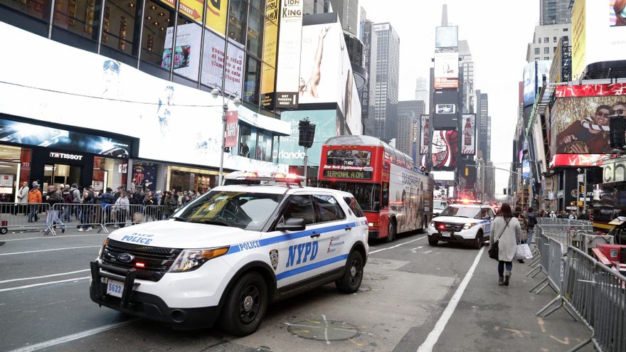 Buscan al autor de un tiroteo en Times Square que dejó un viandante herido