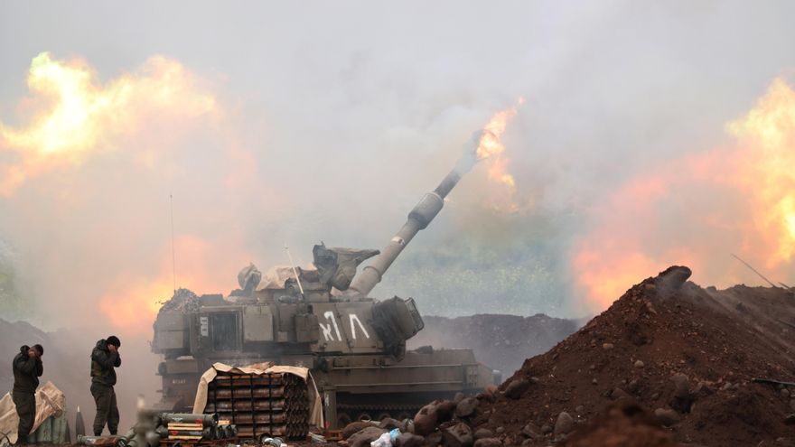 Una unidad de artillería israelí desplegada en un lugar no revelado en la frontera israelí con Líbano bombardea objetivos en Líbano.