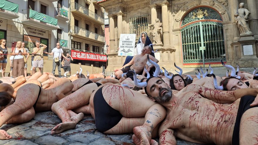 Protesta de colectivos animalistas por los encierros y corridas de toros en los Sanfermines.