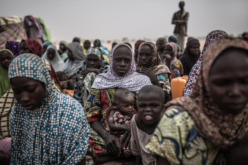 Un grupo de mujeres recién llegadas al campo de refugiados de Muna Garage, tras el horror vivido antes de permitirle entrar las retienen bajo un árbol para ser interrogada.