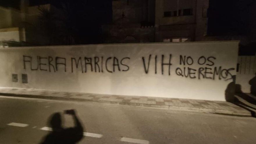 Una pareja gay de Granada denuncia una pintada homófoba en la pared de su casa