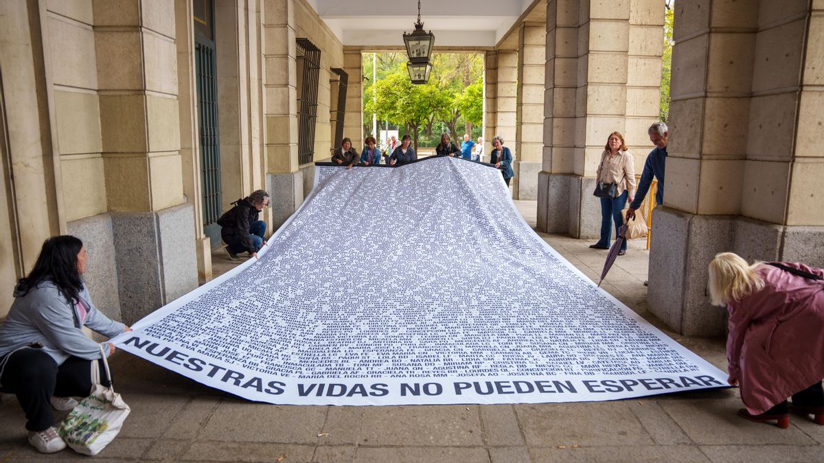 Amama ha desplegado una lona de 15 metros con los nombres de las afectadas por la crisis de los cribados, que pasearán por las calles de Sevilla en la manifestación de Mareas Blancas el próximo domingo
