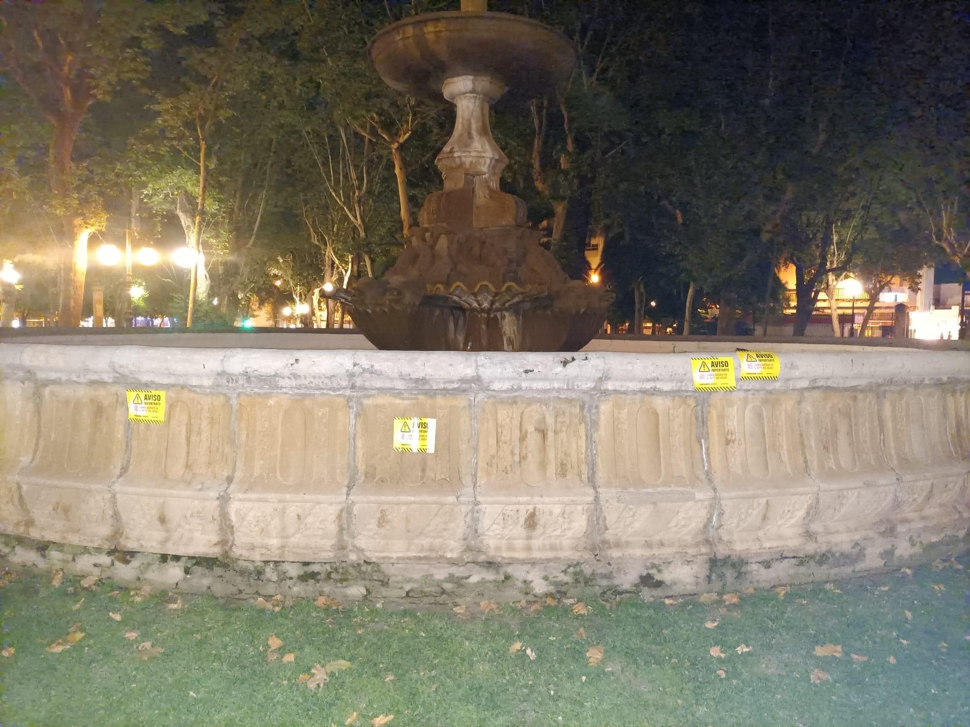 Greenpeace inunda las fuentes de Córdoba con mensajes de advertencia por el regadío intensivo