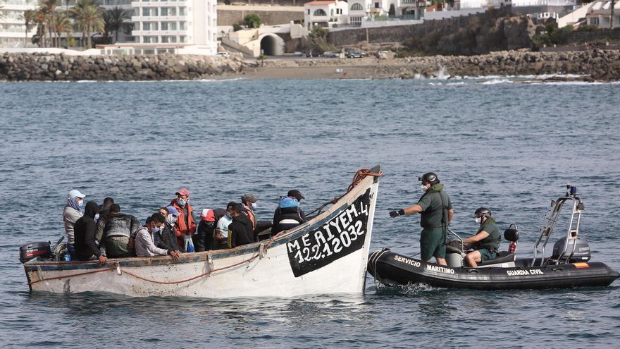 Una patera con migrantes marroquíes llega por sus propios medios al puerto de Arguineguín, al sur de Gran Canaria