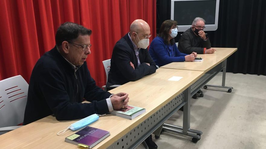 Alfonso González Calero, en primer plano, durante la presentación del libro en Albacete