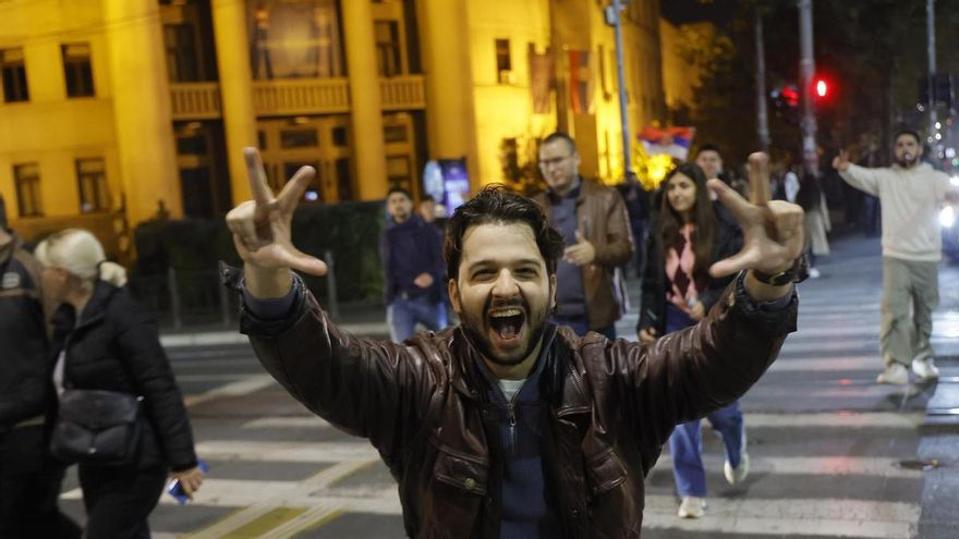 Las calles de Belgrado resuenan de alegría tras la derrota de Vucic: "Es un símbolo para Europa"