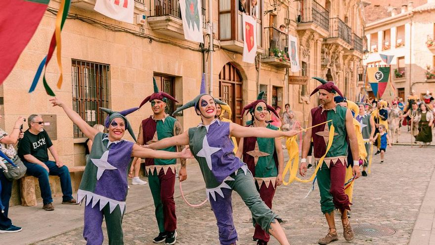 Hinchables gigantes, kayak, teatro y mercados medievales: los mejores planes familiares del fin de semana