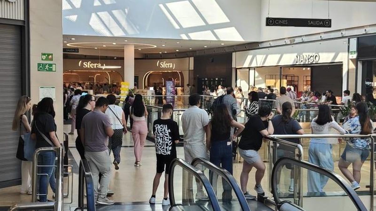 Largas filas para la apertura de Starbucks en Logroño