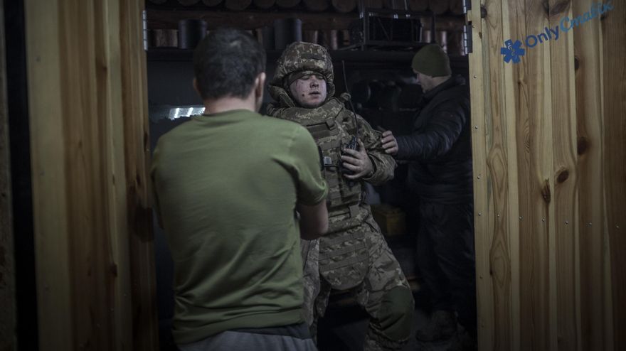 Uno de los soldados heridos, recién evacuado tras sufrir un ataque ruso con un dron FPV.