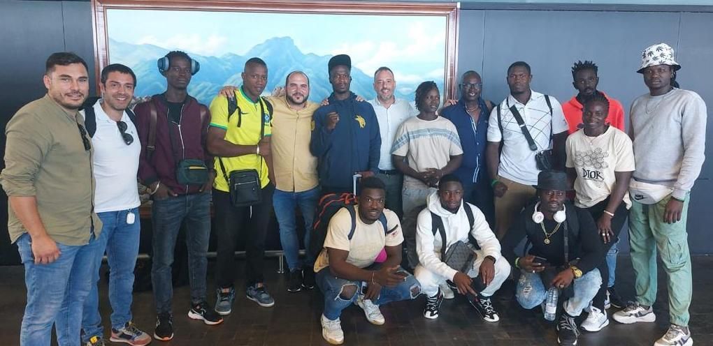 La Palma recibe a los luchadores senegaleses que participarán en la ‘Agarrada Cultural’ de este sábado.