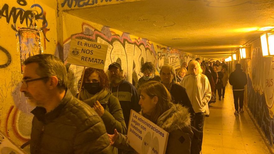 Una protesta en un paso subterráneo reclama a Almeida que el soterramiento de la A-5 llegue a Campamento