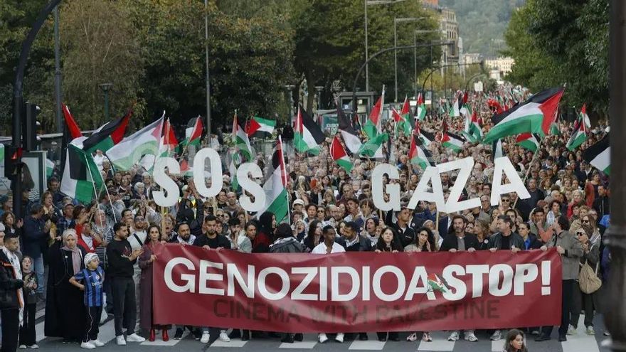 El mundo del cine usa su altavoz para sacar a la calle a miles de personas en Donostia contra el genocidio de Palestina