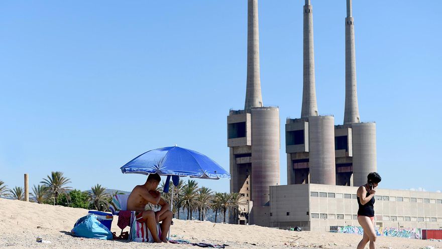 Vecinos de Sant Adrià se siguen bañando en una playa cerrada por contaminación: “¿Dónde vamos a ir, si no?”