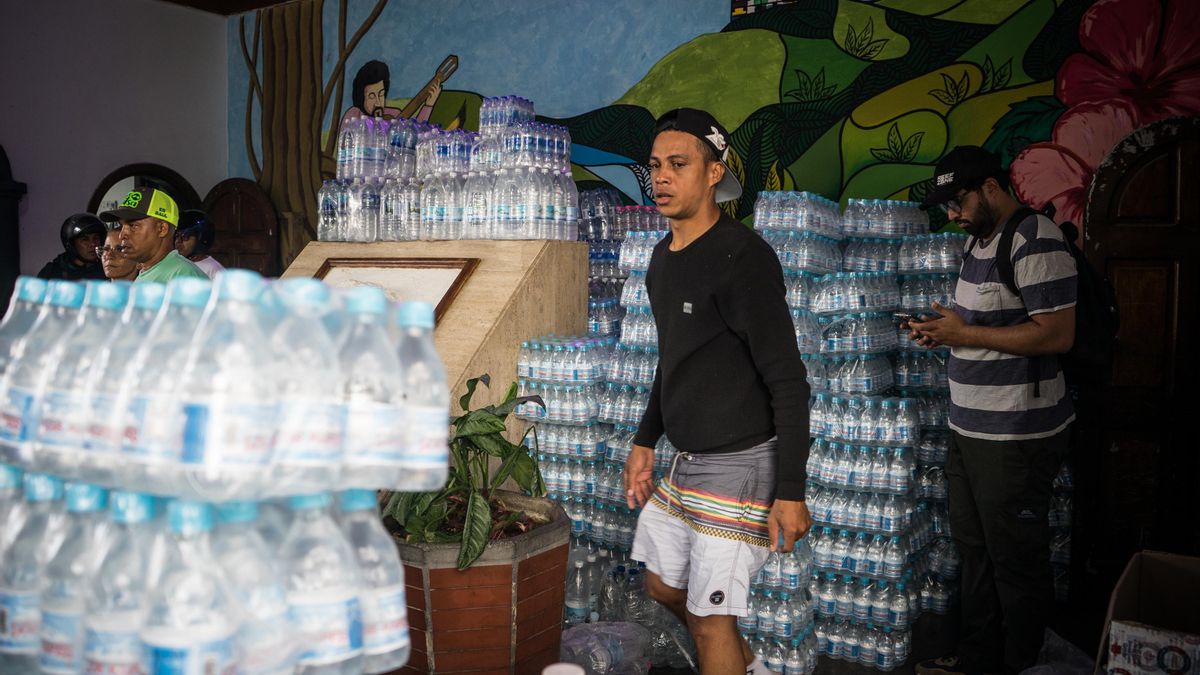 Voluntarios organizan donaciones para los afectados por los terremotos, en un centro de acopio en Caracas.