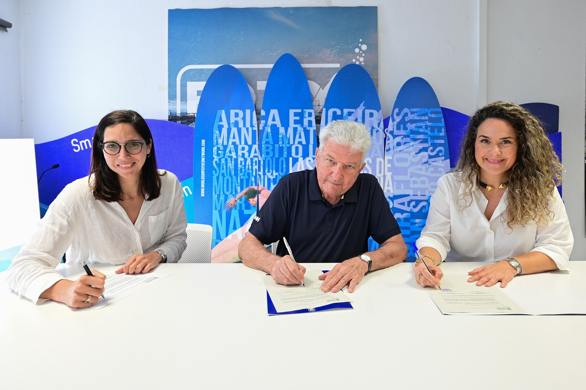 Firma del contrato del nuevo servicio de limpieza de playas y litoral de Las Palmas de Gran Canaria.