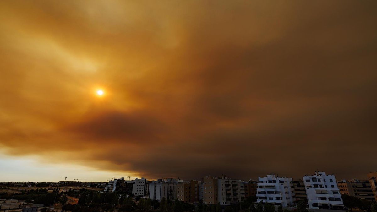 El humo procedente del incendio de Niebla, claramente visible en Mairena del Aljarafe, a unos 8 kilómetros del centro de Sevilla