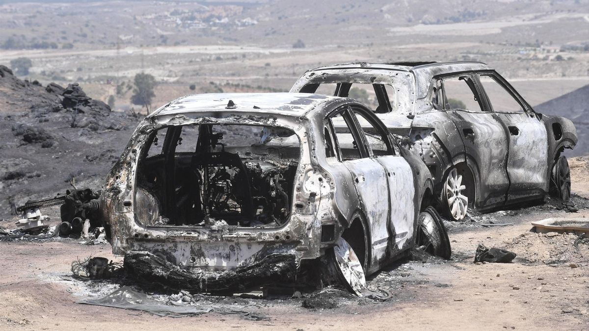 Varios vehículos calcinados en el incendio forestal.