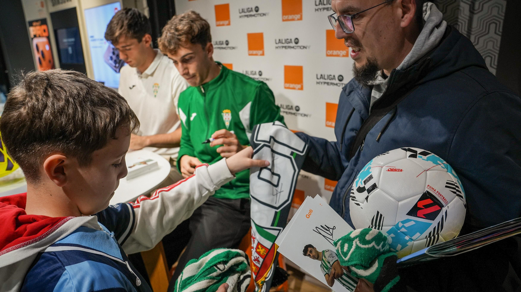 Mikel Goti e íker Álvarez firman autógrafos a los aficionados del Córdoba CF