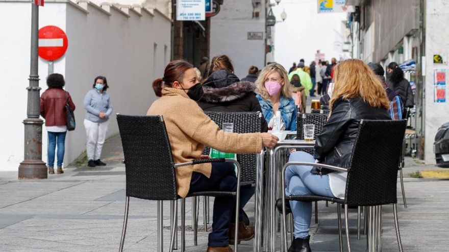 Unas mujeres con mascarillas en una terraza del centro de Mérida