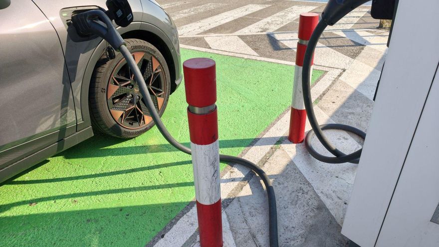 90 euros de gasolina frente a 5 de electricidad: el cálculo que está disparando la venta de coches eléctricos