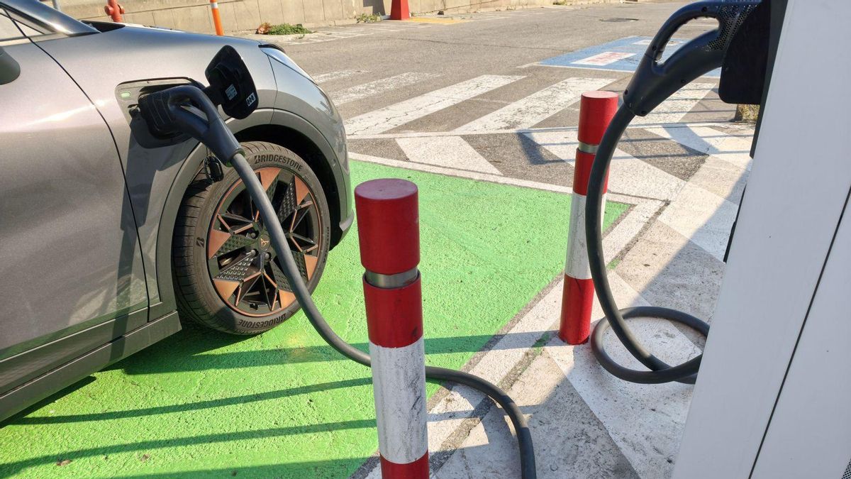 Un coche eléctrico enchufado a un punto de carga