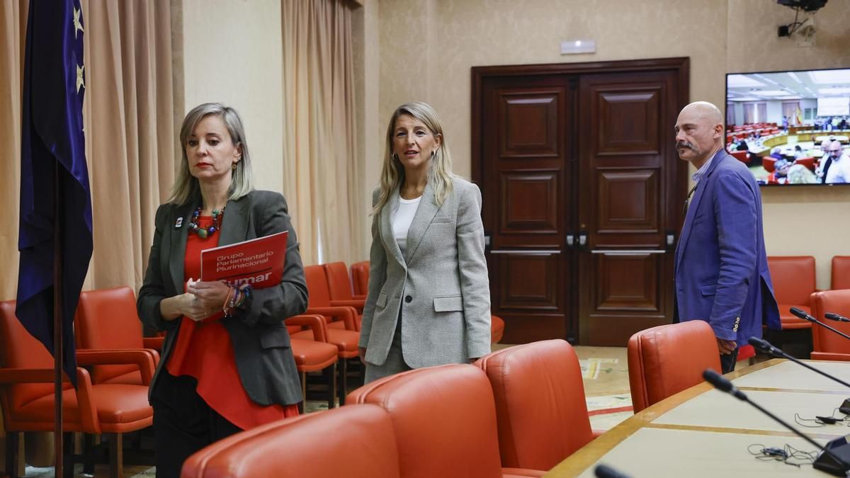 La vicepresidenta segunda del Gobierno y ministra de Trabajo, Yolanda Díaz (c), participa en un encuentro con los diputados del grupo parlamentario de Sumar este lunes, en el Congreso, en Madrid.