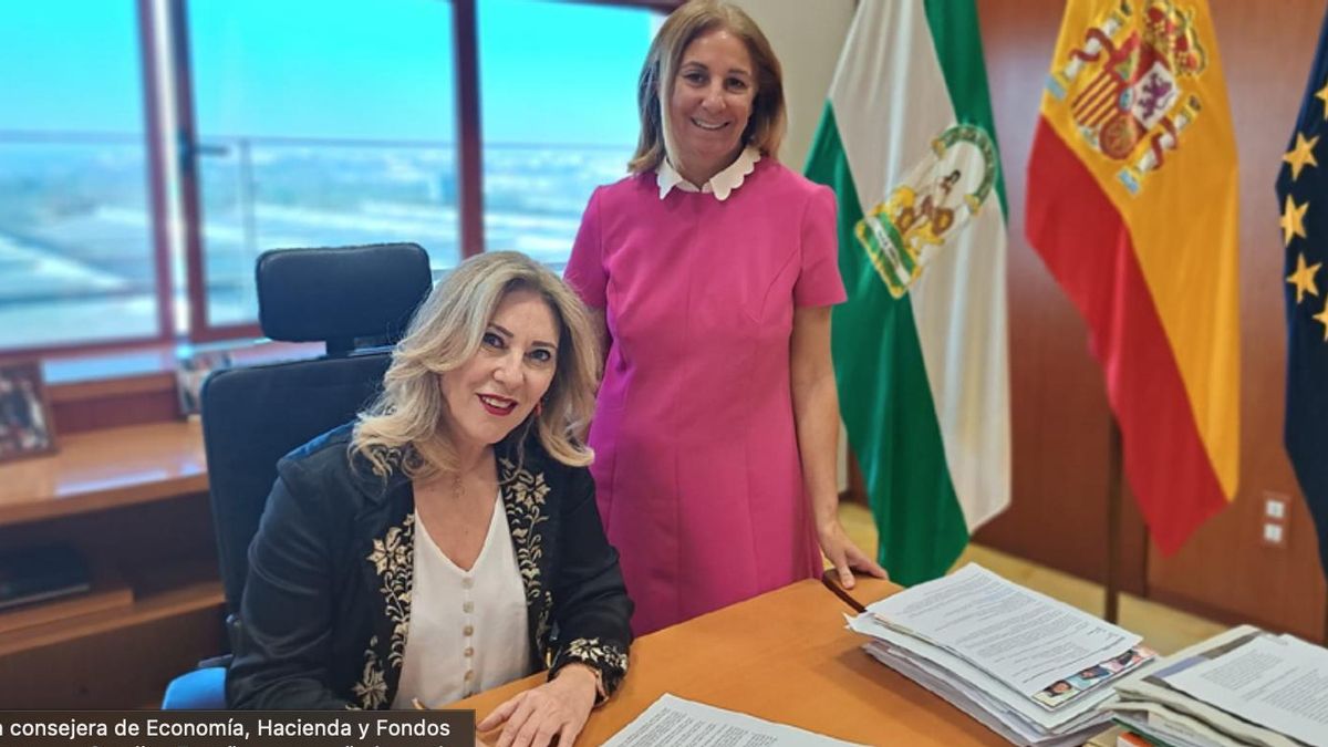 La consejera de Economía, Hacienda y Fondos Europeos, Carolina España, acompañada por la viceconsejera, Amelia Martínez, en su despacho.