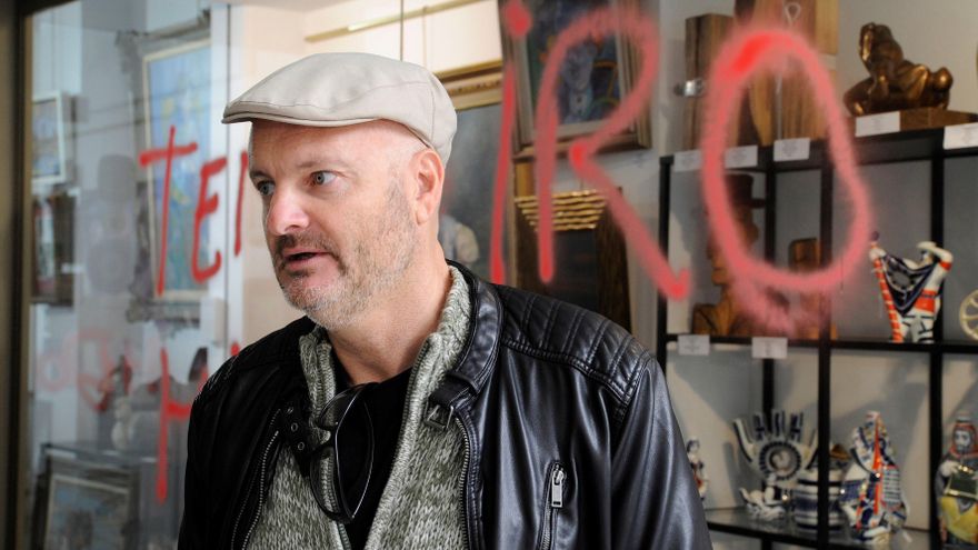 El escultor Eduardo Tenreiro se sienta este viernes en el banquillo de la Audiencia Provincia de Madrid acusado de un delito contra la libertad de conciencia por la pintada que hizo en 2018 sobre la tumba de Franco, por la que la Fiscalía pide para él un año de prisión y que indemnice a Patrimonio Nacional. EFE/ Moncho Fuentes