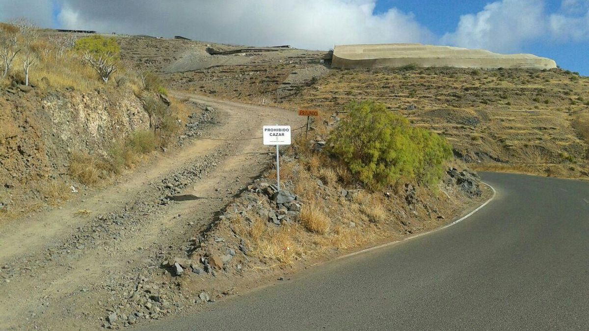 Cartel instalado en la zona del coto prohibiendo la caza