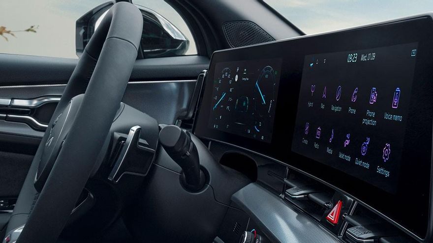 Dos pantallas digitales, de 12,3 pulgadas cada una, presiden el salpicadero del nuevo Kia Sportage.