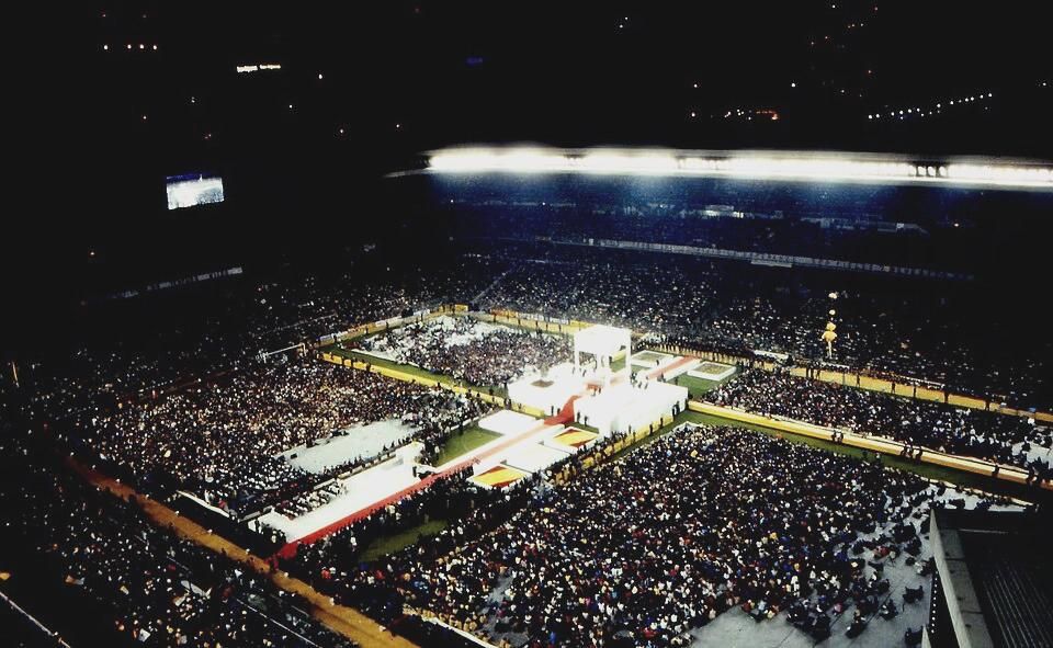 El Papa Juan Pablo II, en un escenario en el centro del estadio Santiago Bernabéu (1982)