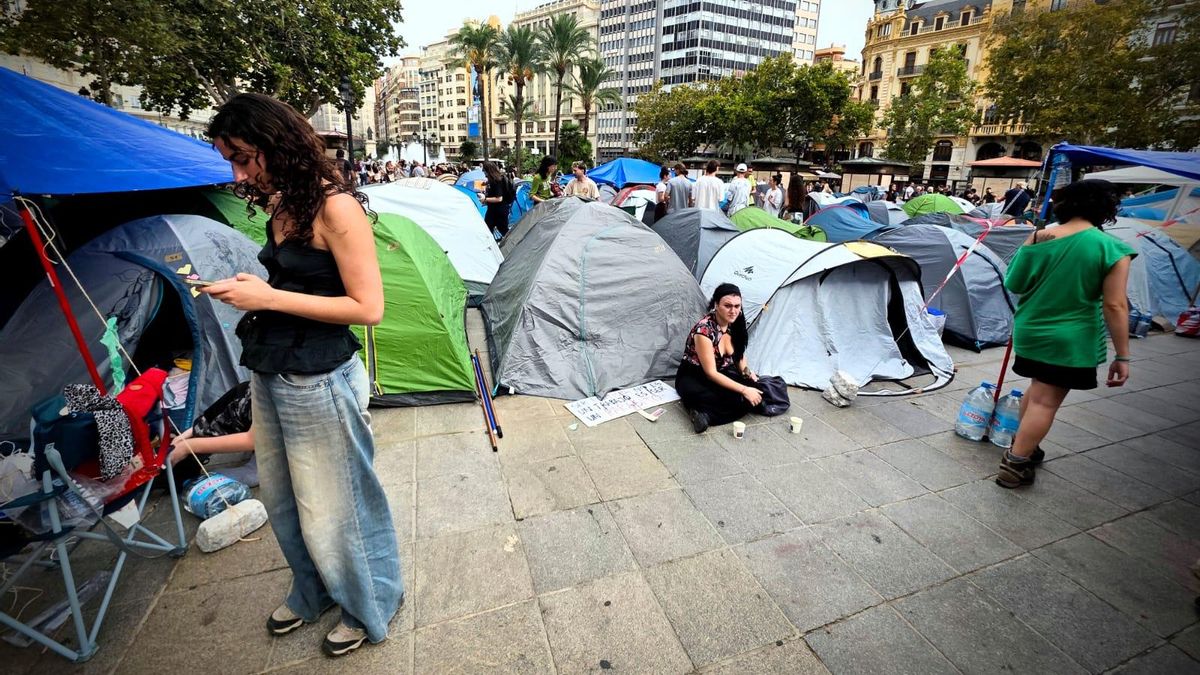 La acampada por la vivienda instalada en la Plaza del Ayuntamiento de València.