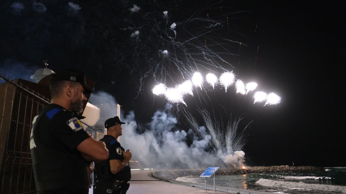 Agentes de la Policía Local, durante la Noche de San Juan 2025.